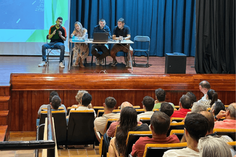 El Ayuntamiento de El Paso distribuye 10.000 vasos reutilizables entre las carrozas para la Romería