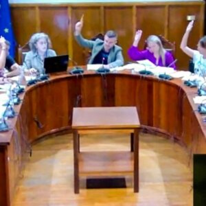 El Grupo de Gobierno de El Paso logra la unanimidad del Pleno para que la Consejería de Educación actúe ante episodios de altas temperaturas en los centros educativos