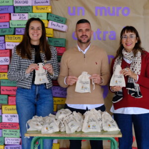 El Ayuntamiento de El Paso entrega brazaletes luminosos a estudiantes para mejorar su seguridad en los desplazamientos a pie