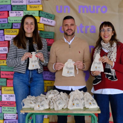 El Ayuntamiento de El Paso entrega brazaletes luminosos a estudiantes para mejorar su seguridad en los desplazamientos a pie