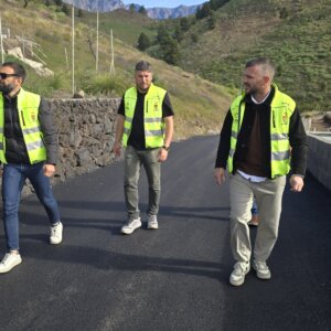 El Ayuntamiento de El Paso concluye el asfaltado del camino Bergoyo en Los Barros