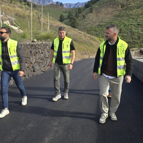 El Ayuntamiento de El Paso concluye el asfaltado del camino Bergoyo en Los Barros