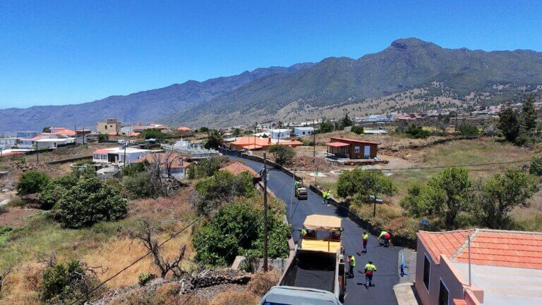 El Ayuntamiento de El Paso inicia el asfaltado del Camino de Tacande fruto de la planificación de inversiones en los barrios